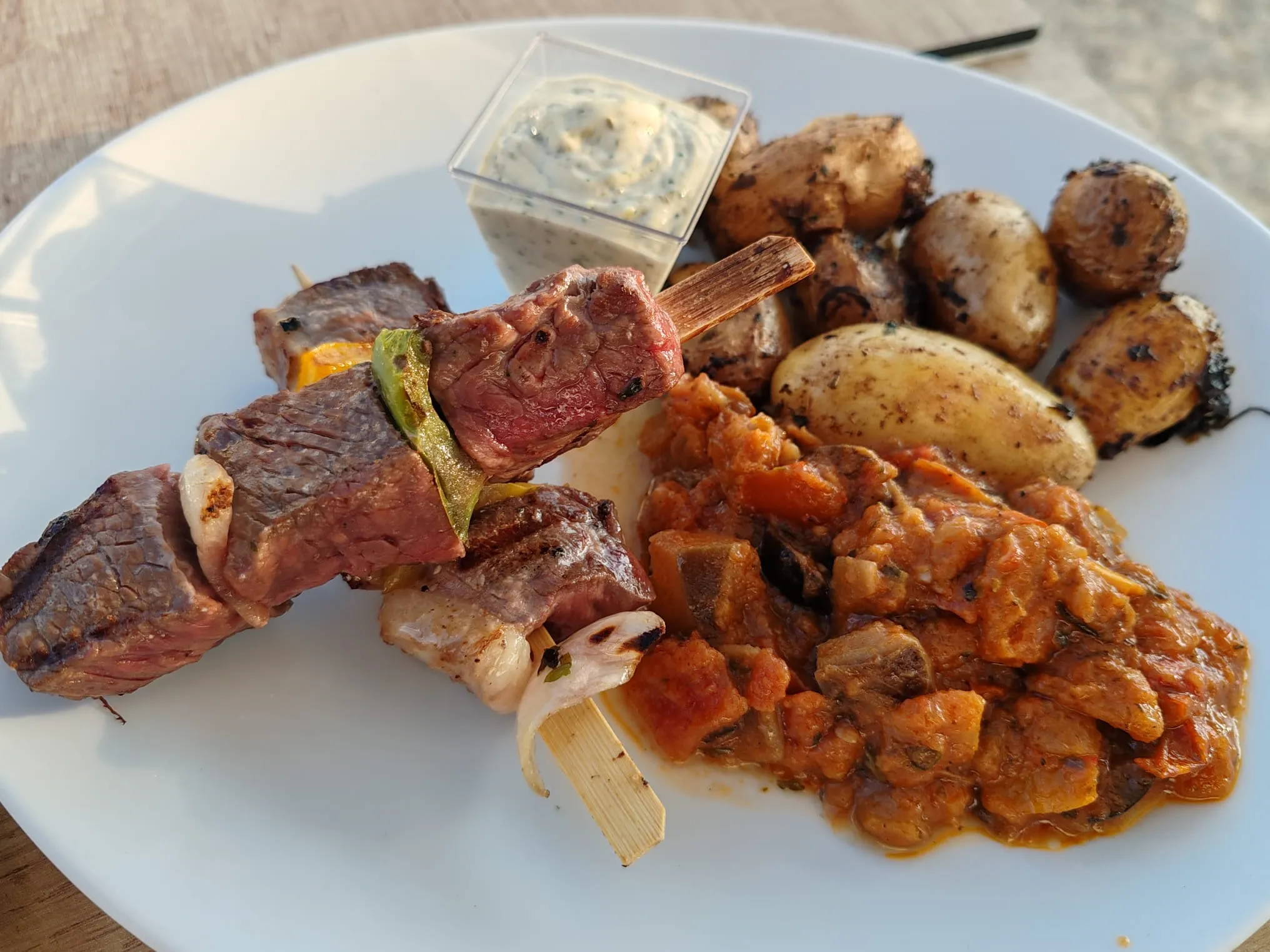 Brochettes de bœuf, légumes mijotés et pommes de terre, sauce maison