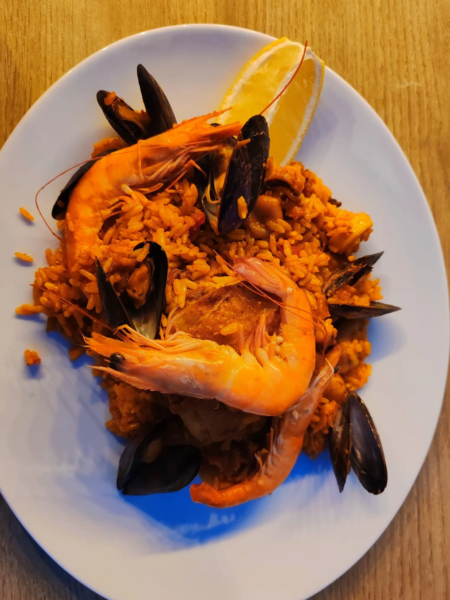 Assiette de paëlla aux gambas et moules