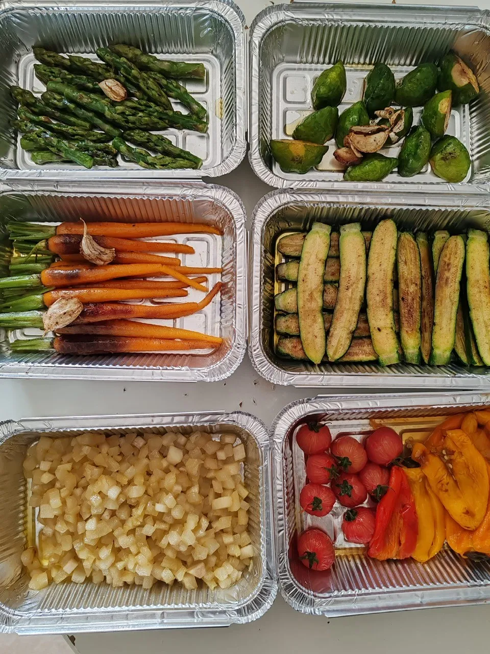 Barquettes de légumes grillés et rôtis prêtes pour le service traiteur