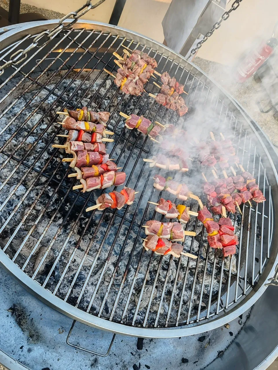 Brochettes grillées au braséro dans la fumée du feu de bois
