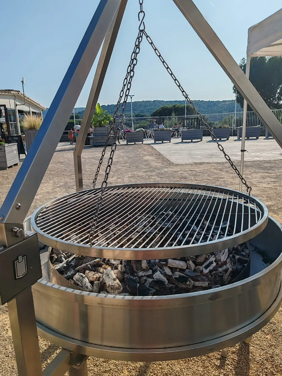 Braséro suspendu installé en plein air pour une réception