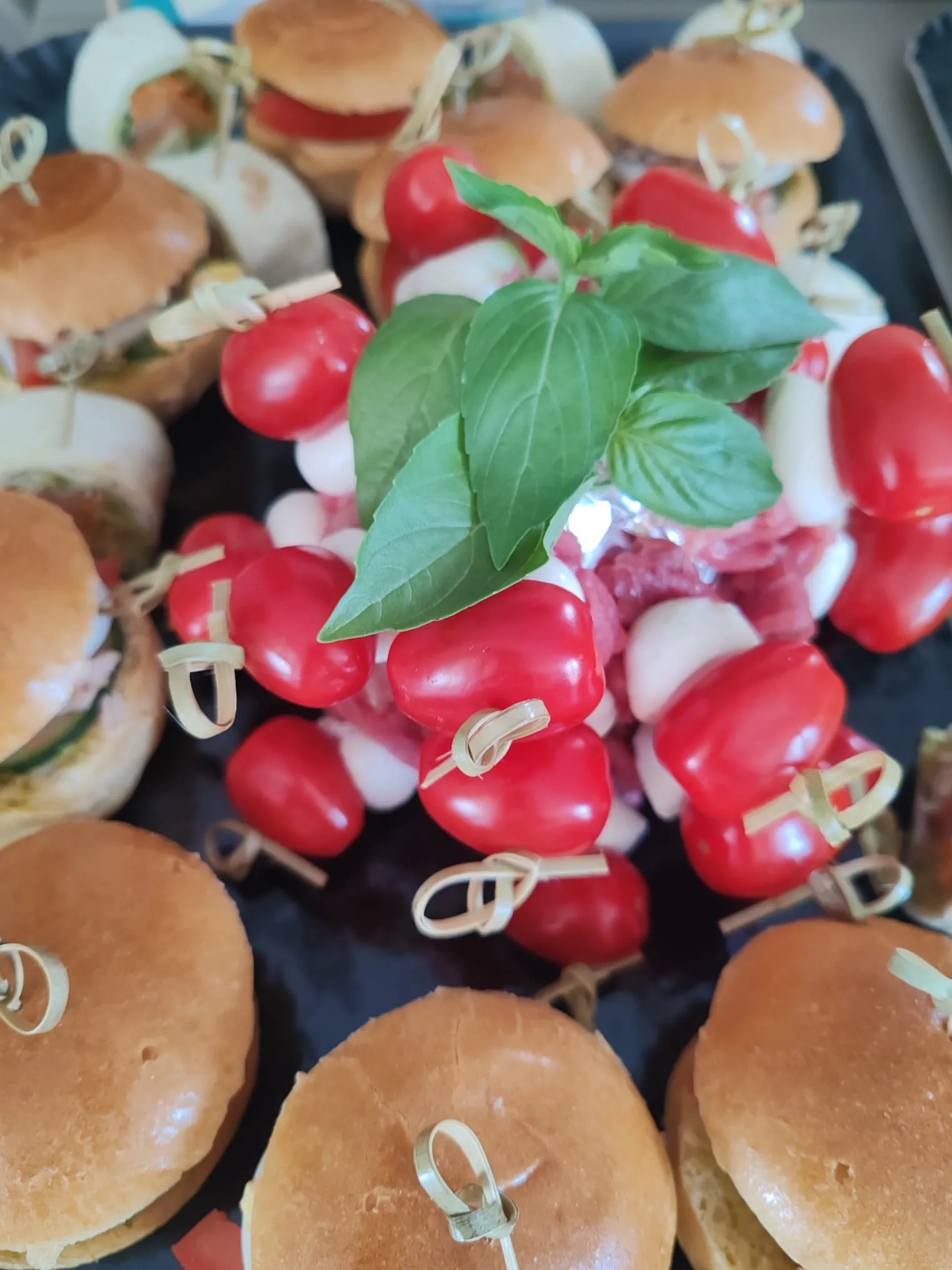 Brochettes tomate cerise mozzarella basilic et mini-burgers pour un apéritif dînatoire