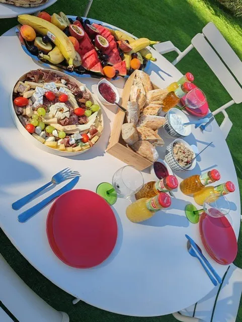Buffet de brunch : salades composées, fruits, pains et jus