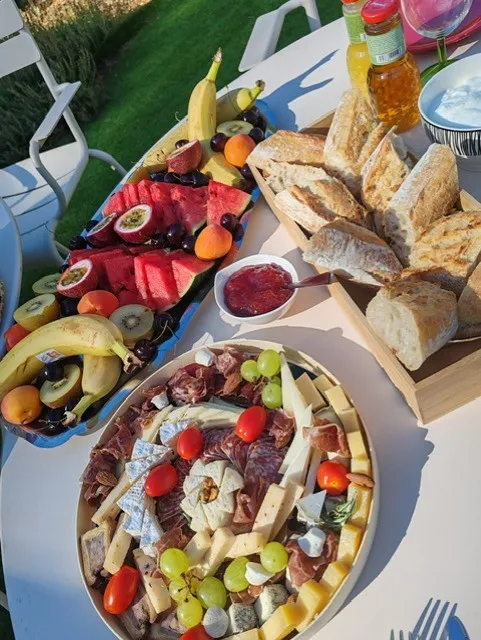 Plateaux de fruits frais, charcuterie et pains pour un buffet
