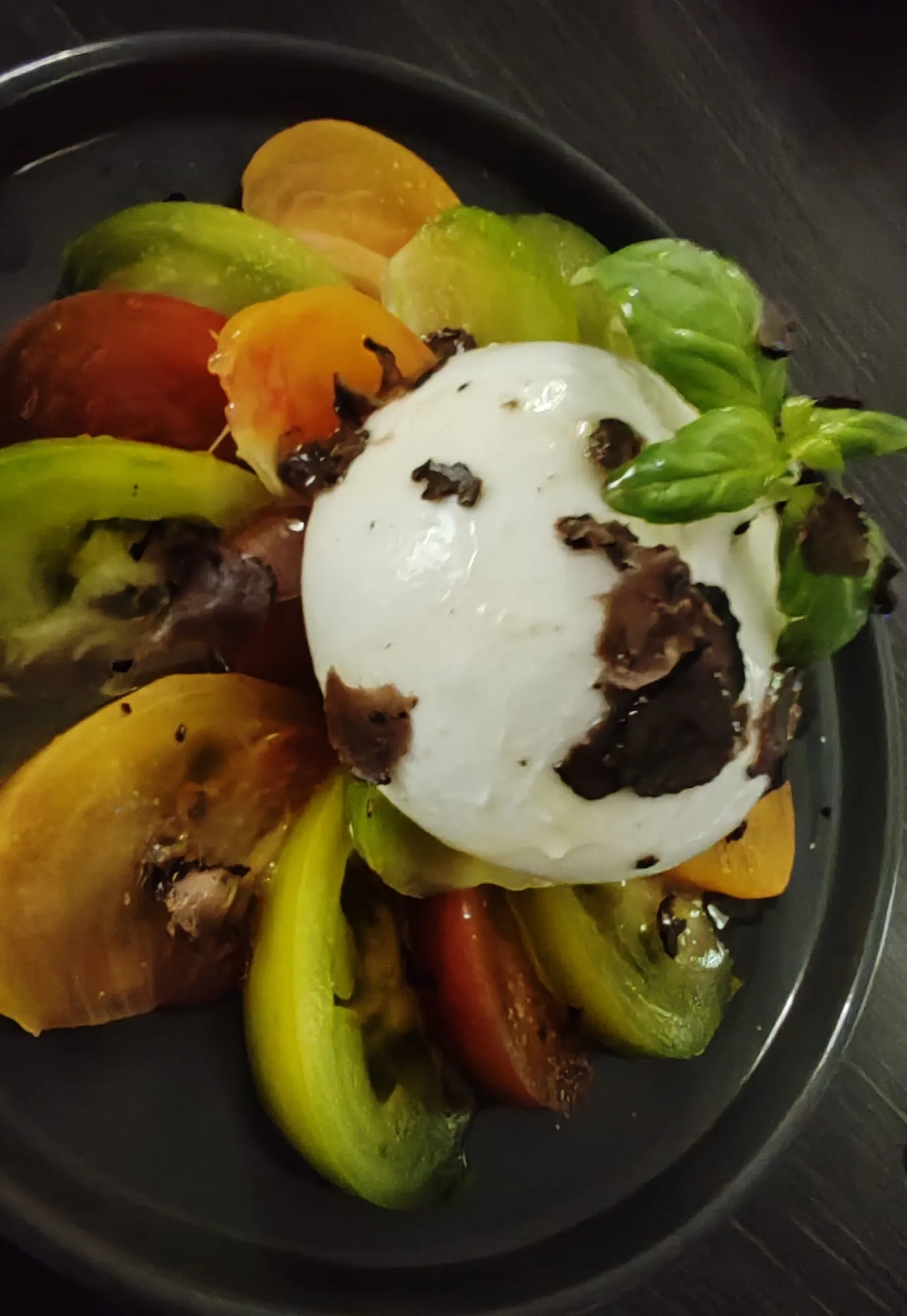 Burrata à la truffe, tomates anciennes et basilic