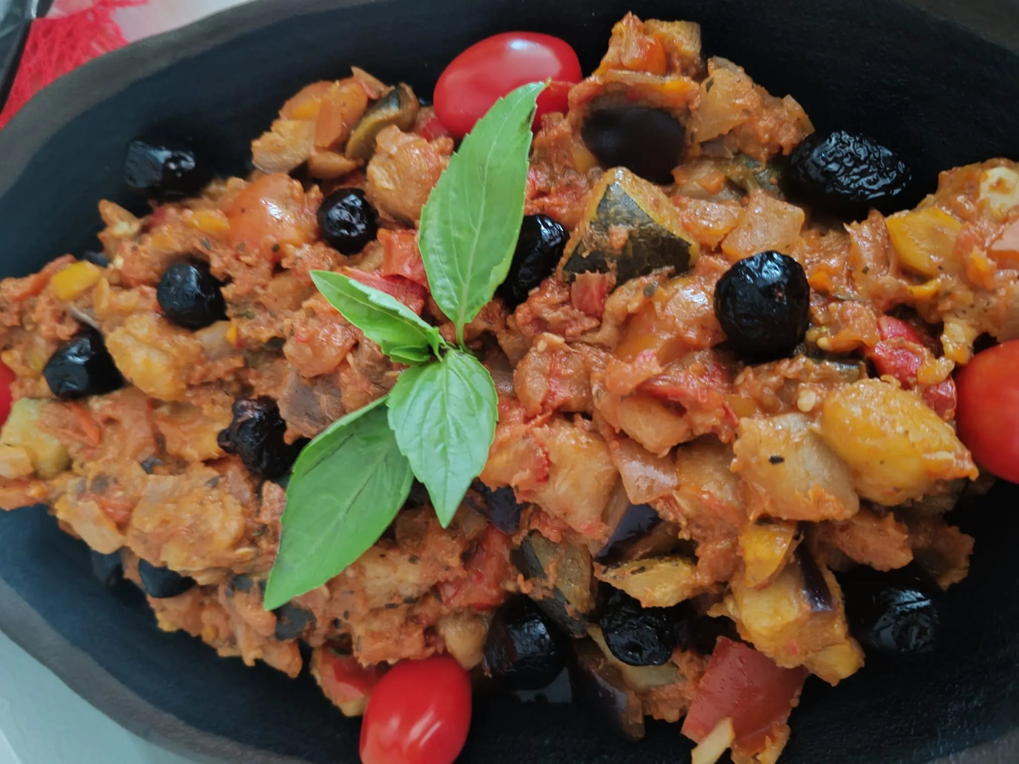 Légumes confits aux olives noires et basilic, façon caponata