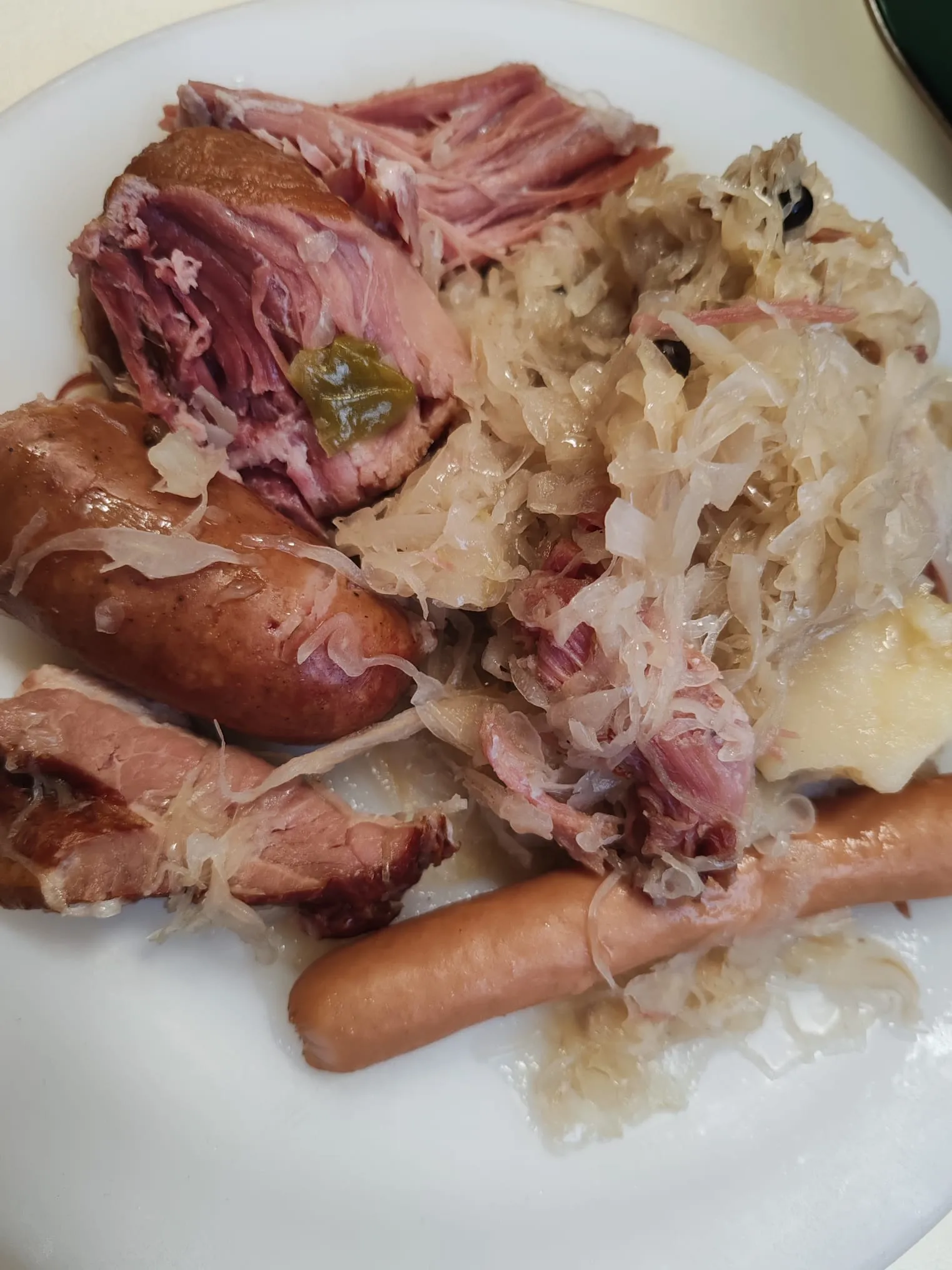 Choucroute garnie : saucisses, jarret et chou