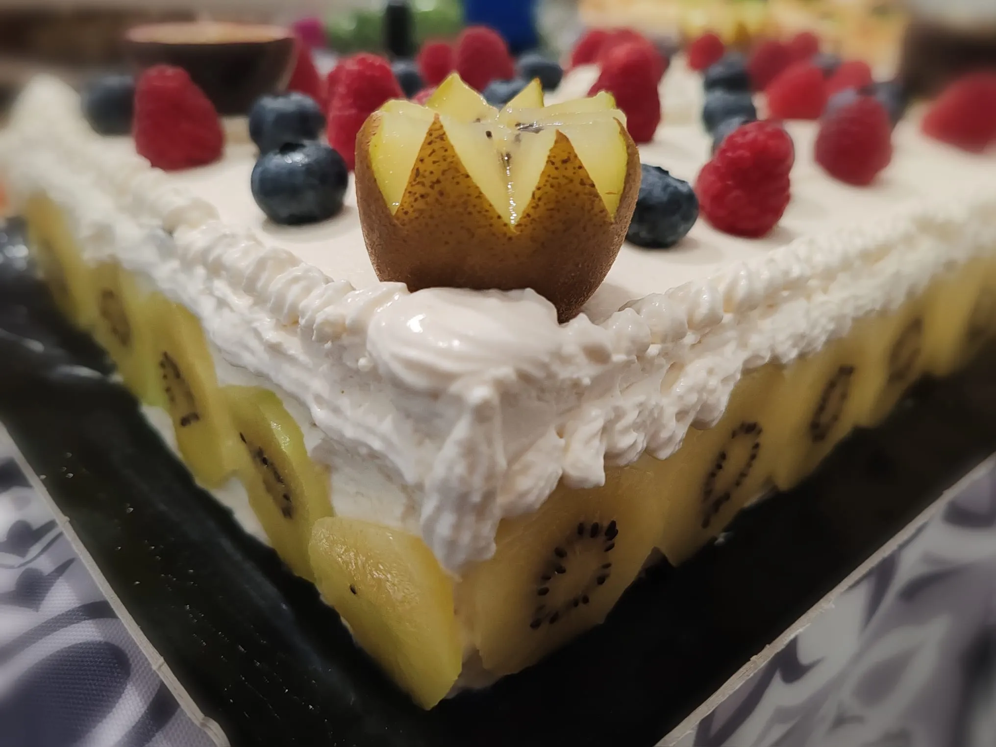 Entremets aux fruits frais, kiwi et framboises