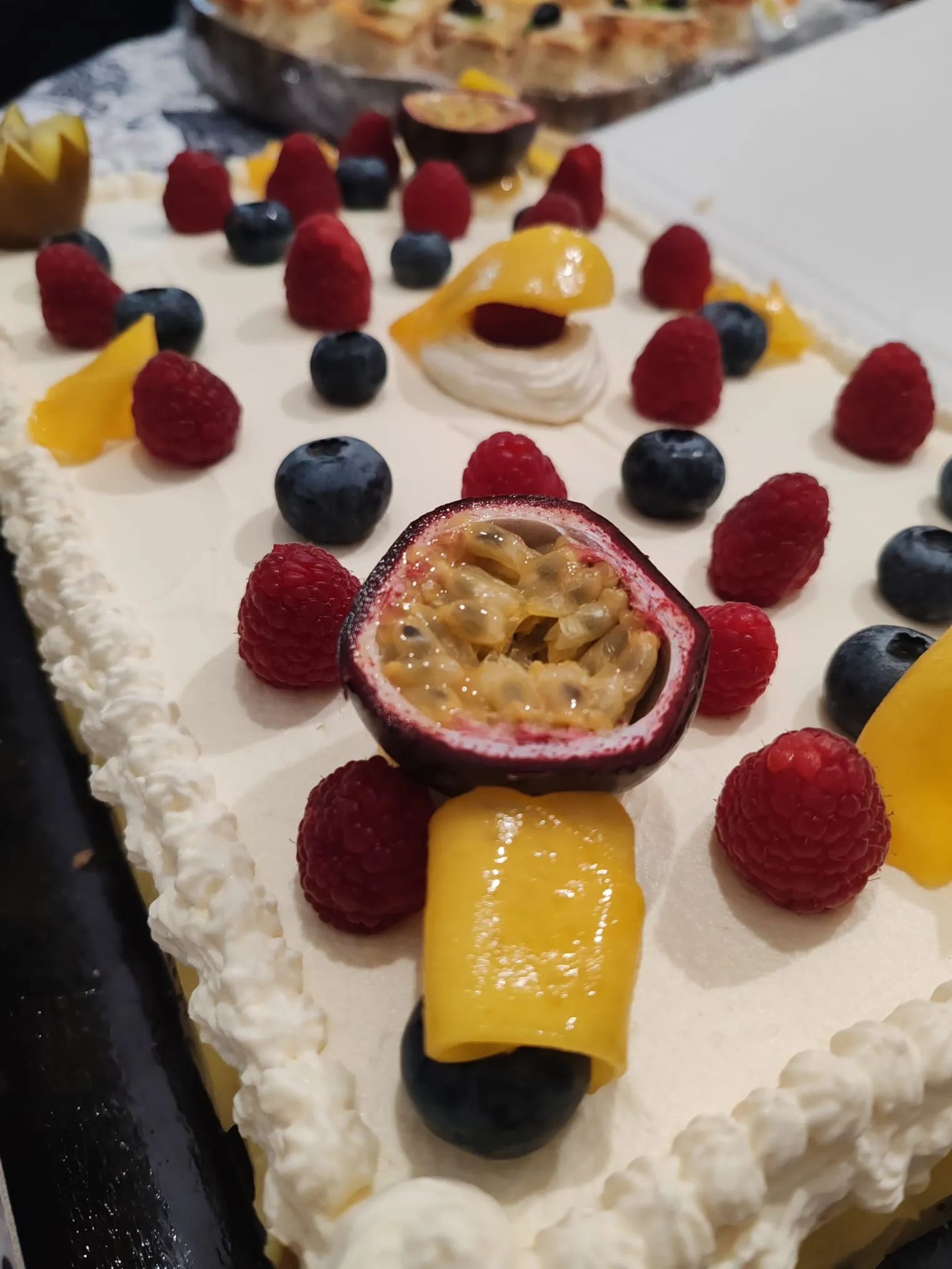 Entremets aux fruits rouges, myrtilles et fruit de la passion
