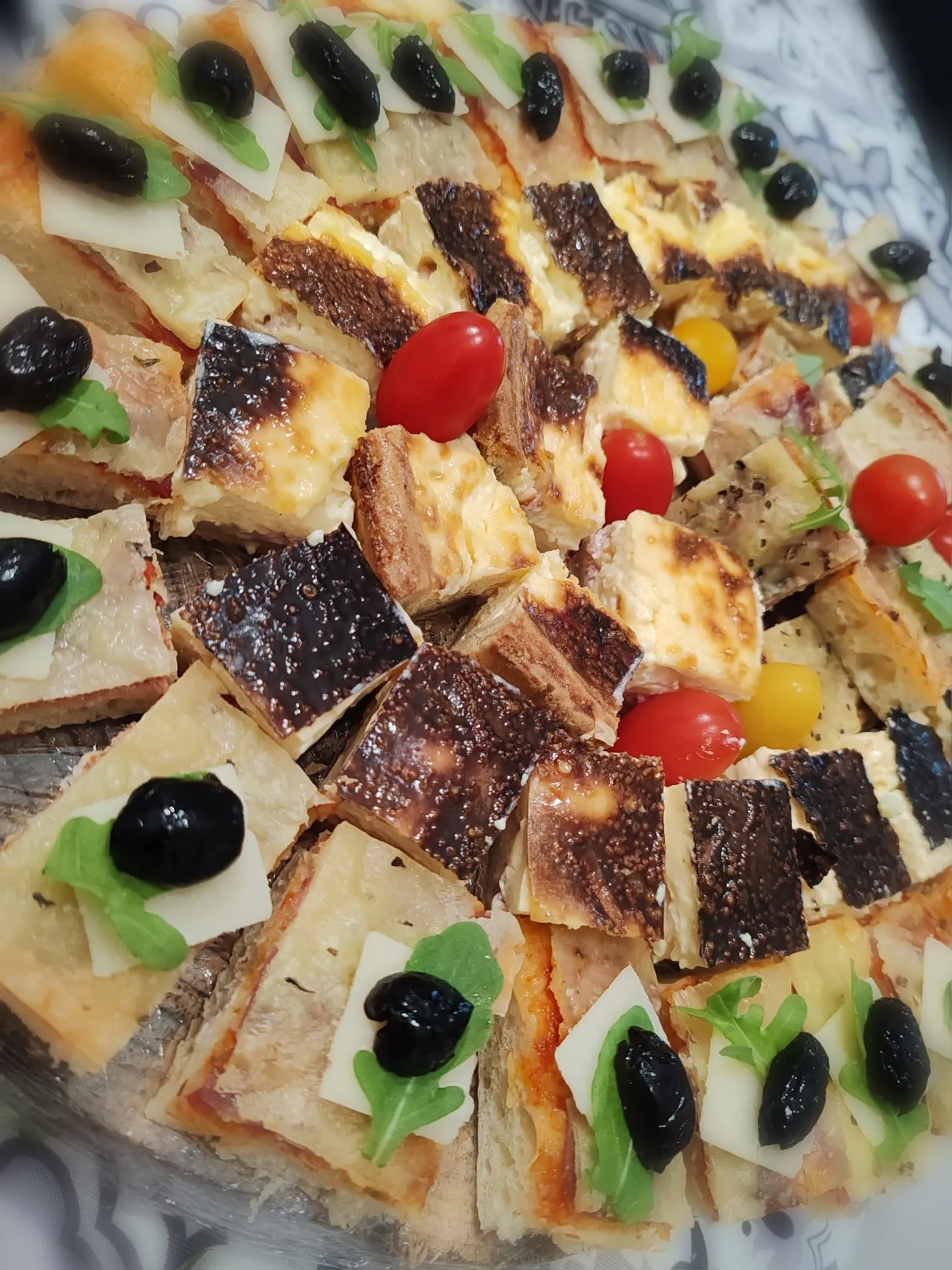 Feuilletés et pizzettes apéritives aux olives