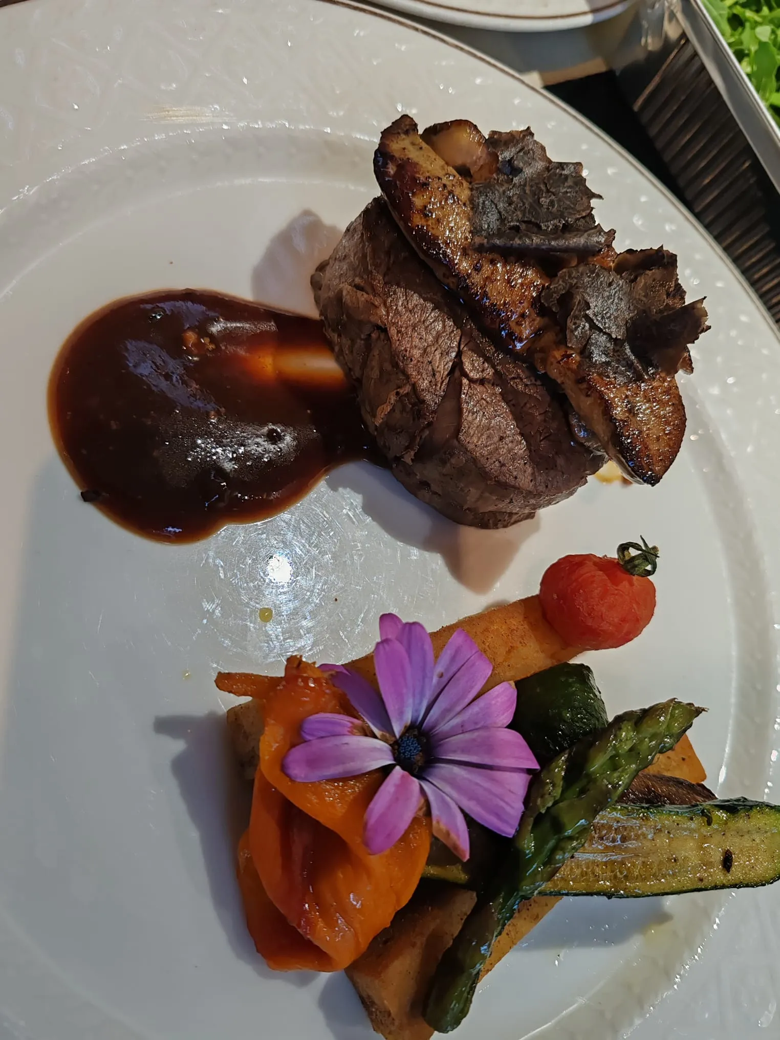 Filet de bœuf Rossini au foie gras et à la truffe, jus réduit, dressé à l’assiette