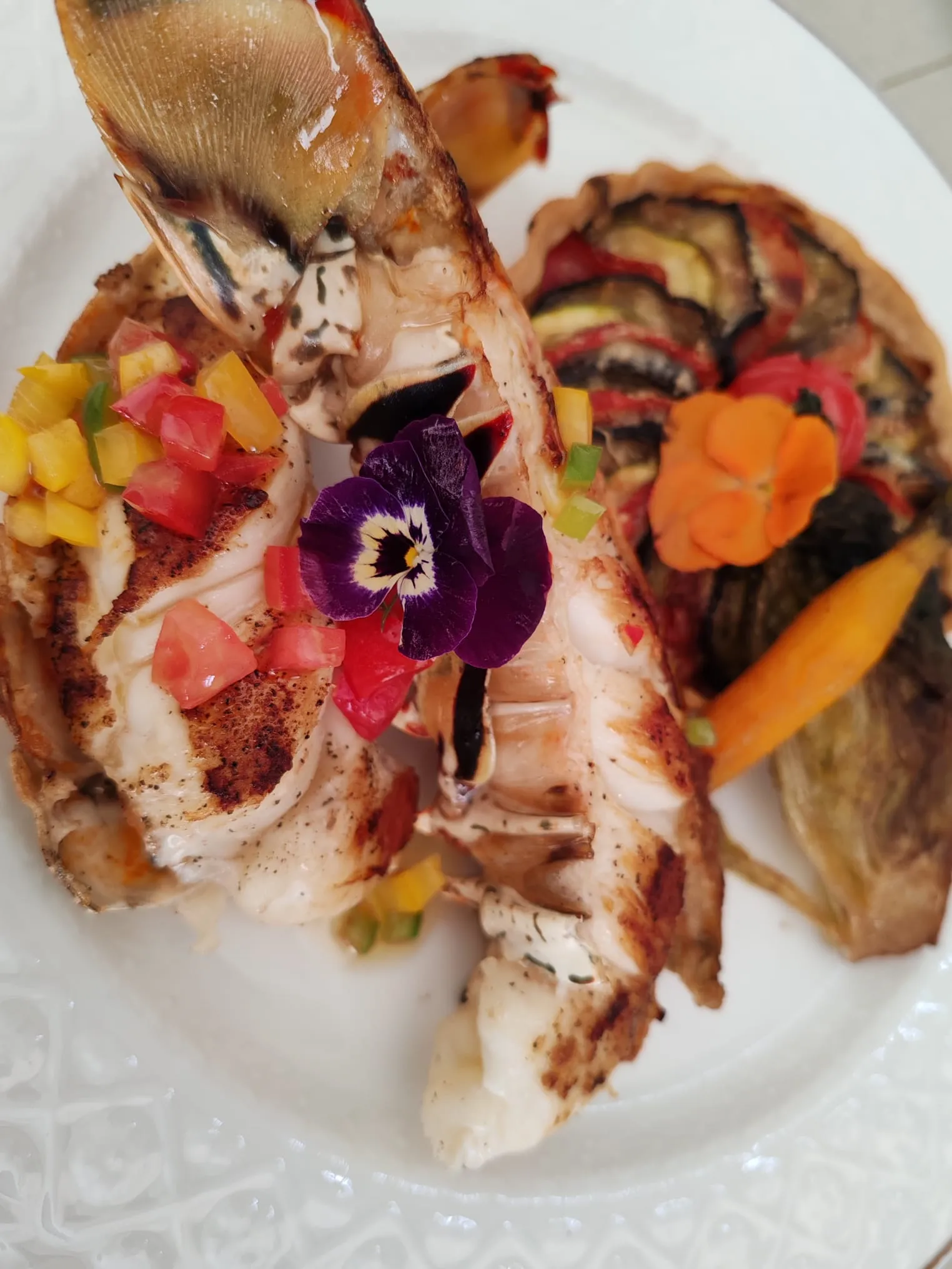 Filet de poisson sur lit de légumes du soleil et fleurs comestibles