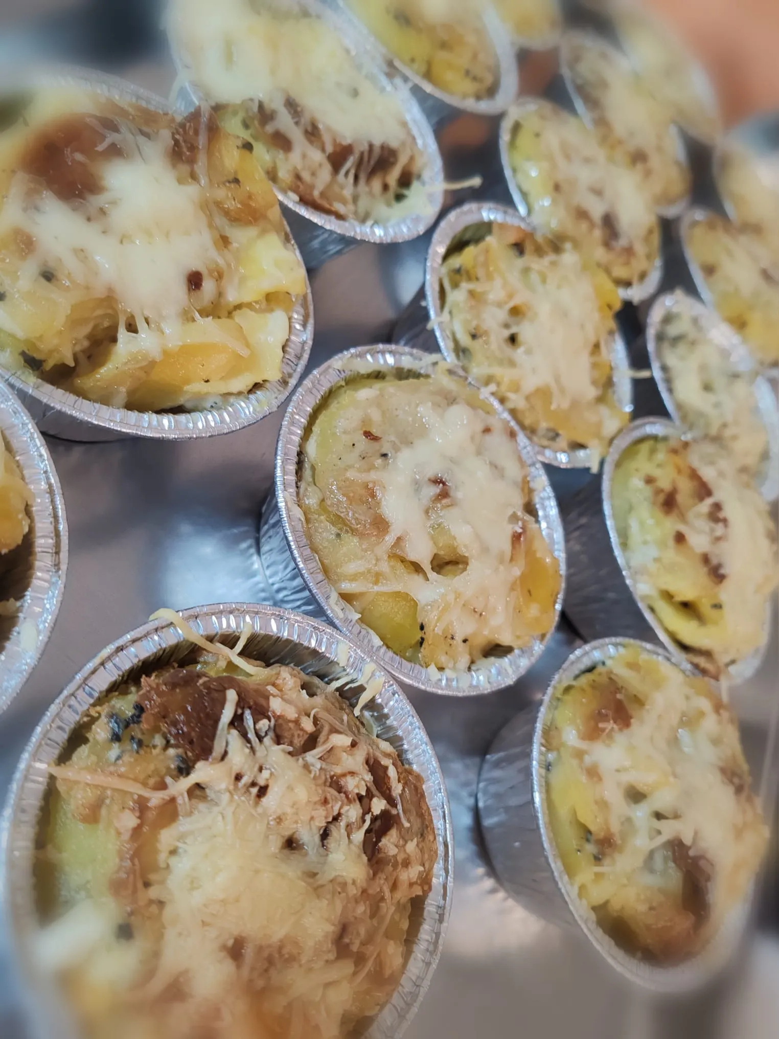 Gratins individuels dorés en barquettes