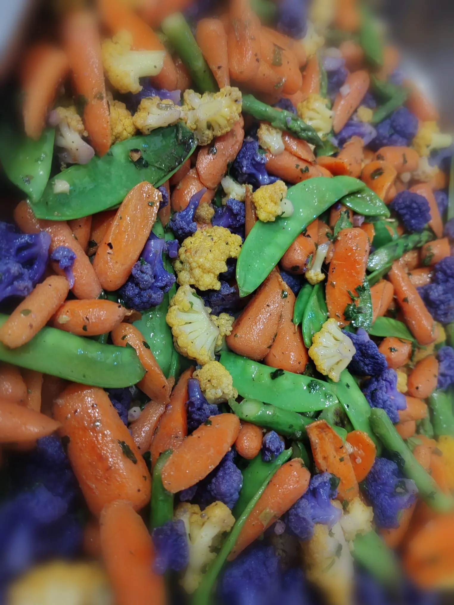 Légumes glacés de saison : carottes, pois gourmands, chou-fleur violet