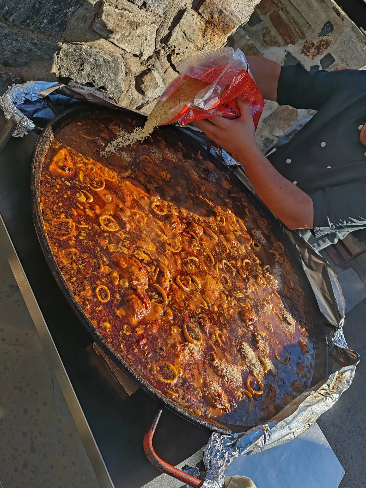 Paëlla géante en cuisson sur place