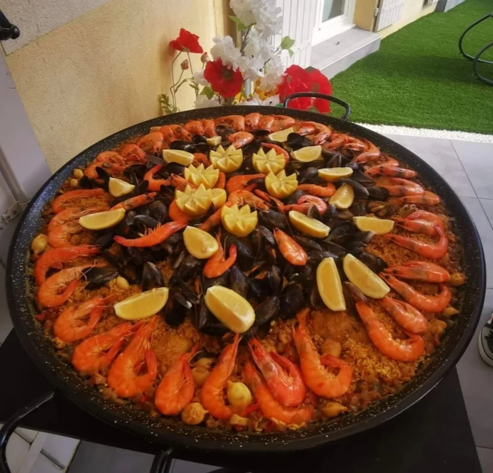 Paëlla géante aux gambas, moules et citron