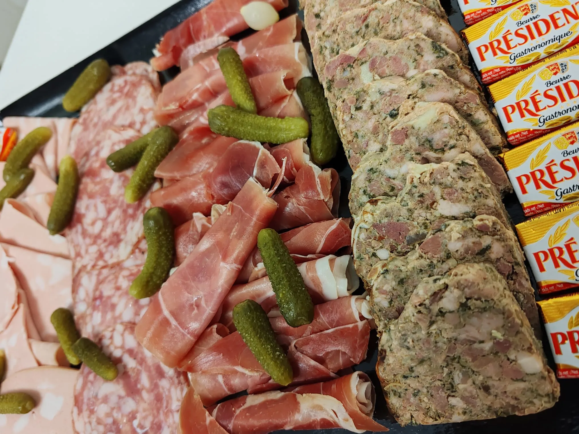 Plateau de charcuterie : jambon cru, saucisson, terrine et cornichons