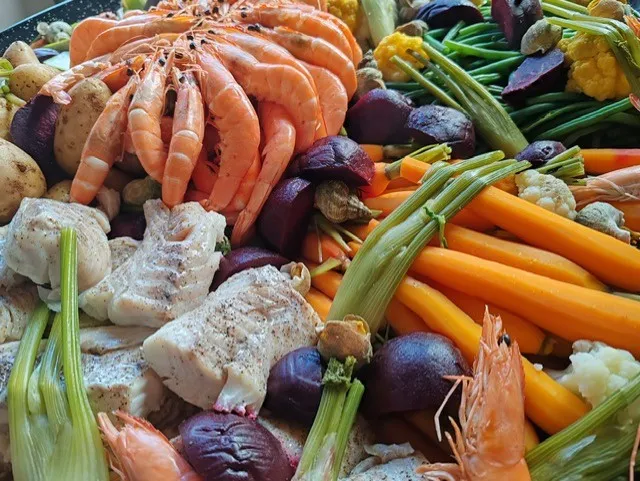 Plateau de gambas, poisson et légumes croquants