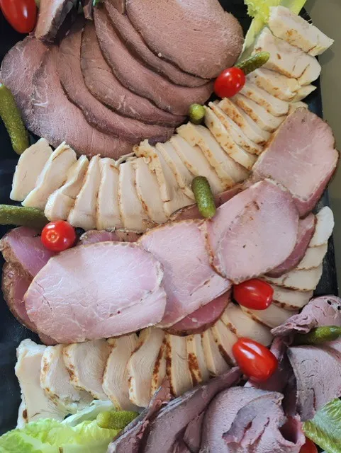 Plateau de viandes froides tranchées : rôti, jambon et volaille