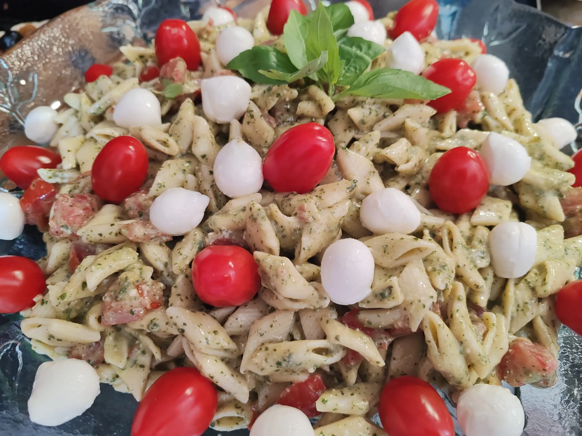 Salade de pâtes au pesto, tomates cerises et billes de mozzarella