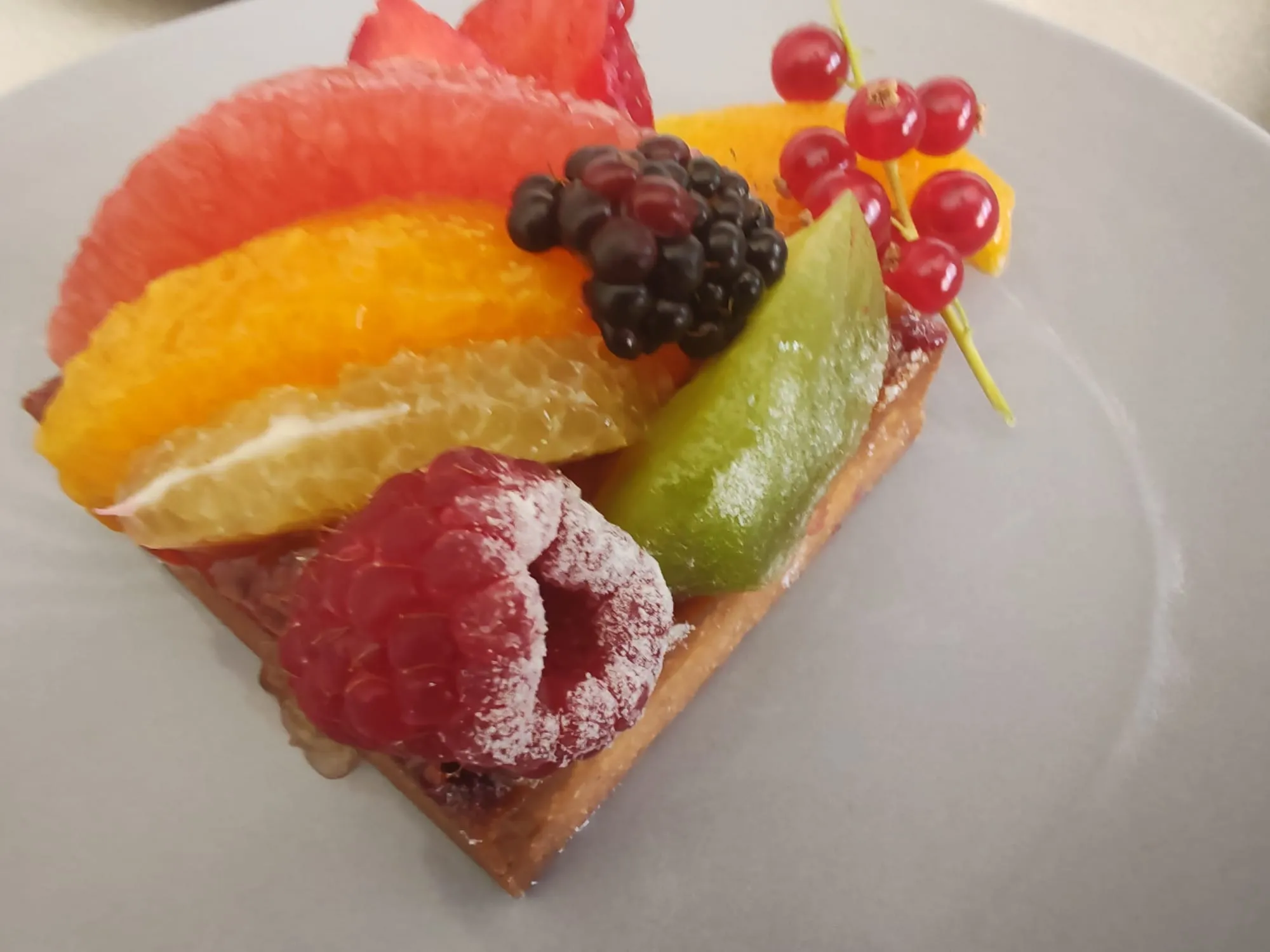 Tarte aux fruits frais : agrumes, framboises, groseilles